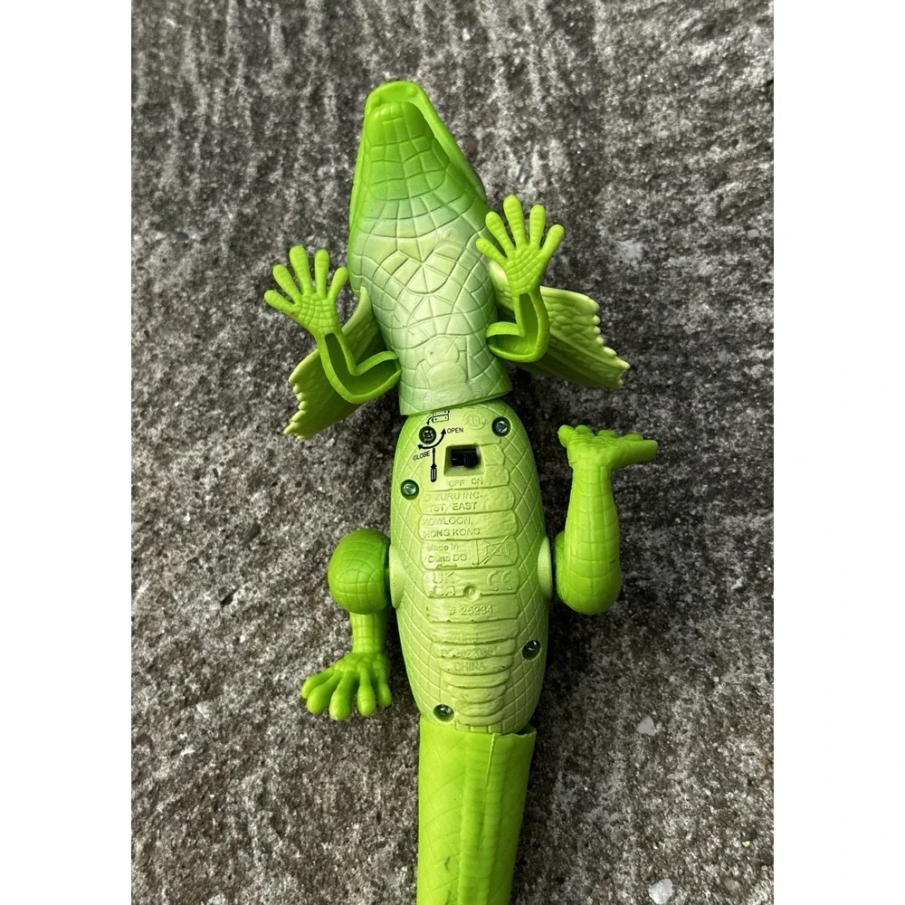 Zuru Battery Operated Green Frilled Lizard Toy